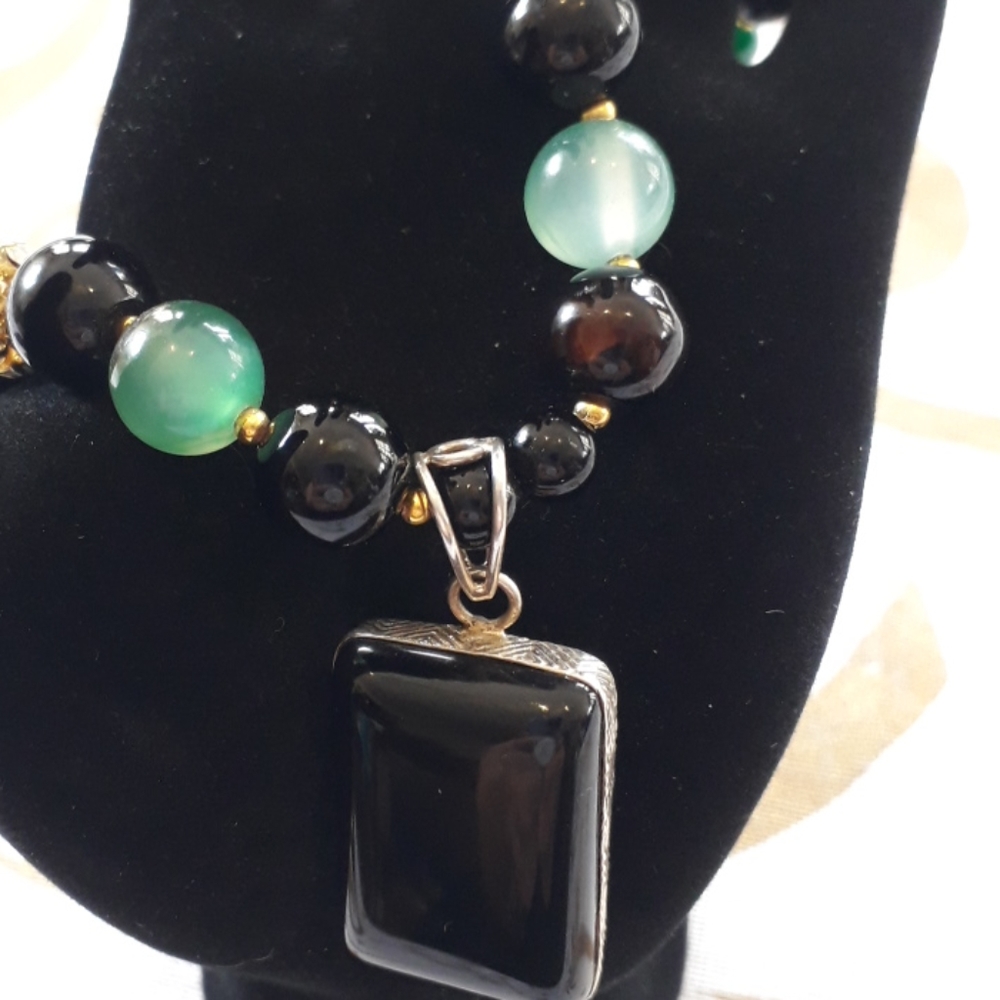 Handcrafted Agate Pendant Necklace - Picture 2 of 10